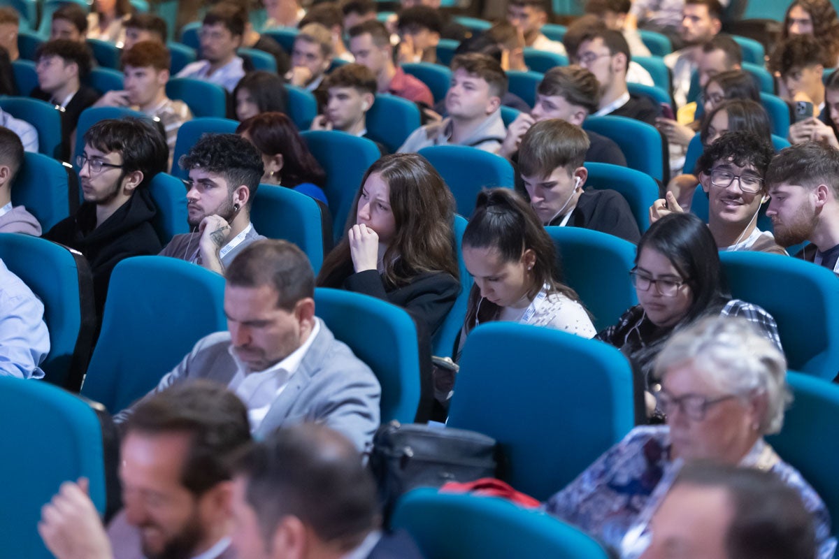 Las imágenes del público asistente este viernes al evento divulgativo sobre Inteligencia Artificial