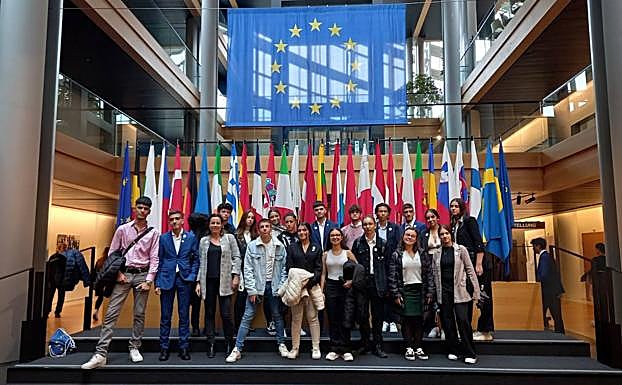 La expedición estudiantil granadina, posa frente a las banderas de los países de la UE. 