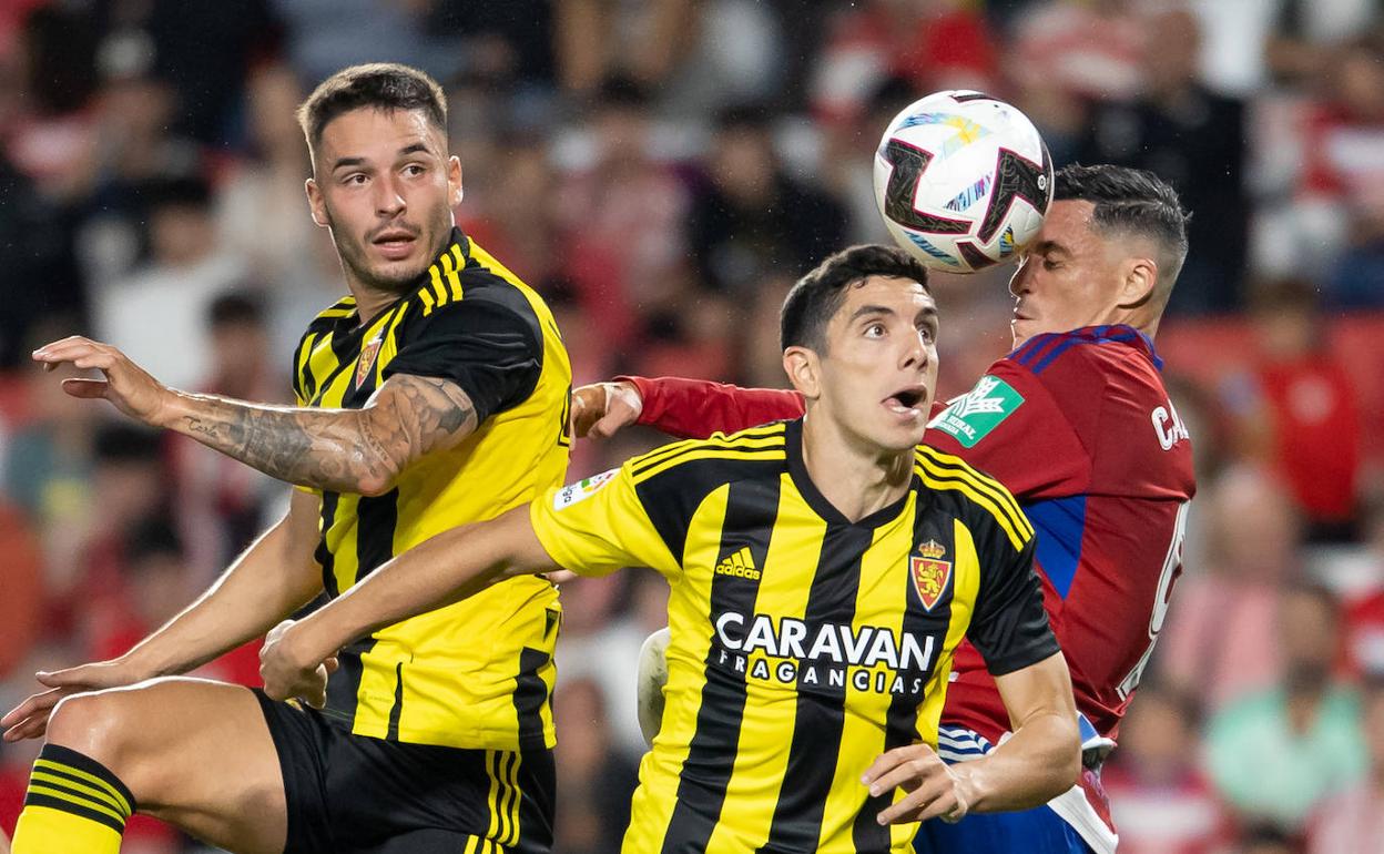 José Callejón, en una disputa aérea. 