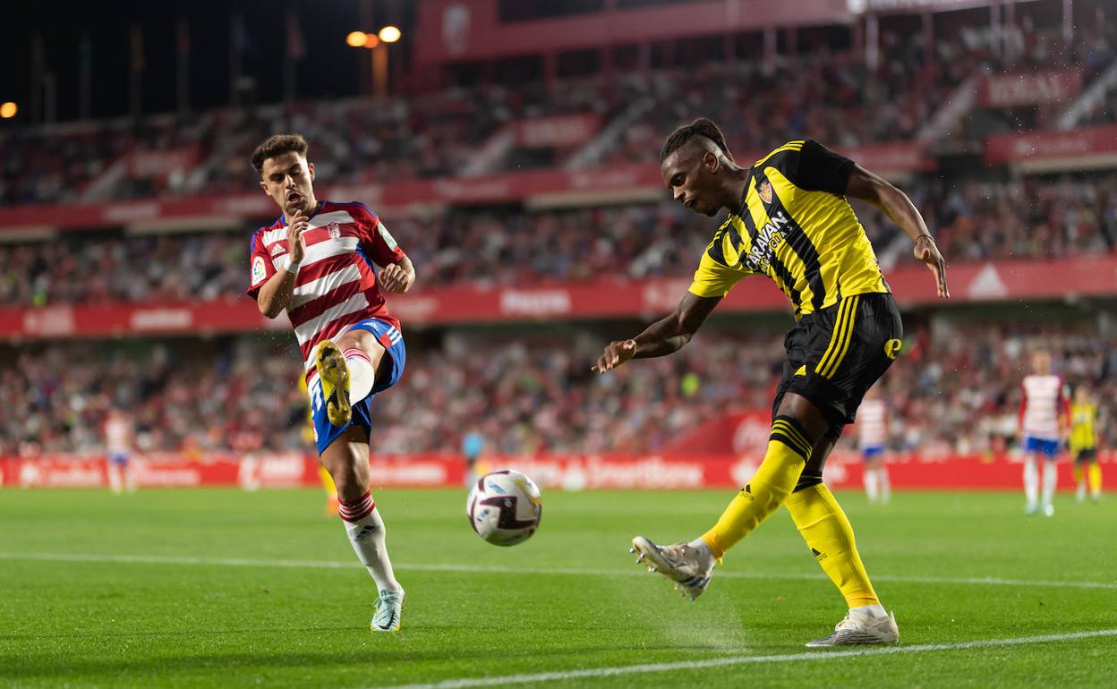 Óscar Melendo presiona a Jair en una presión sobre el área rival. 