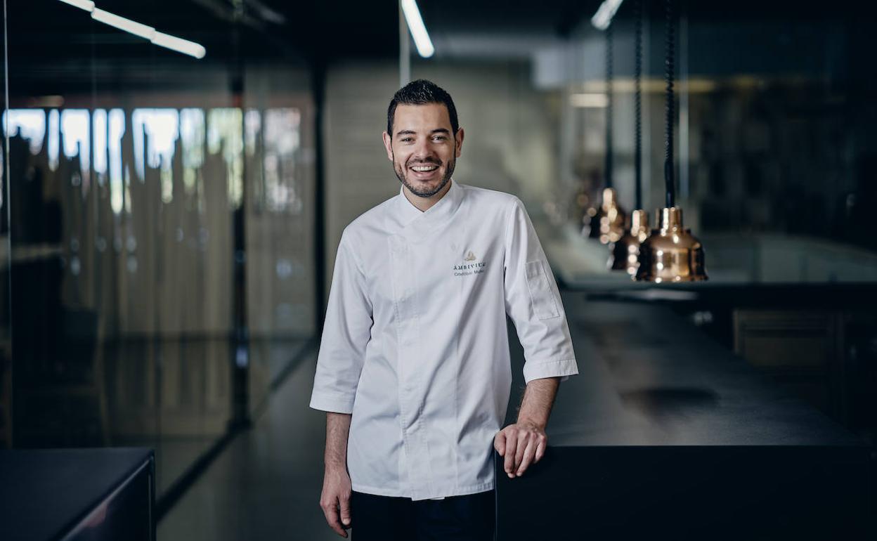Cristóbal Muñoz sonríe en su hábitat natural, rodeado de los fogones del restaurante Ambivium, en Peñafiel. 