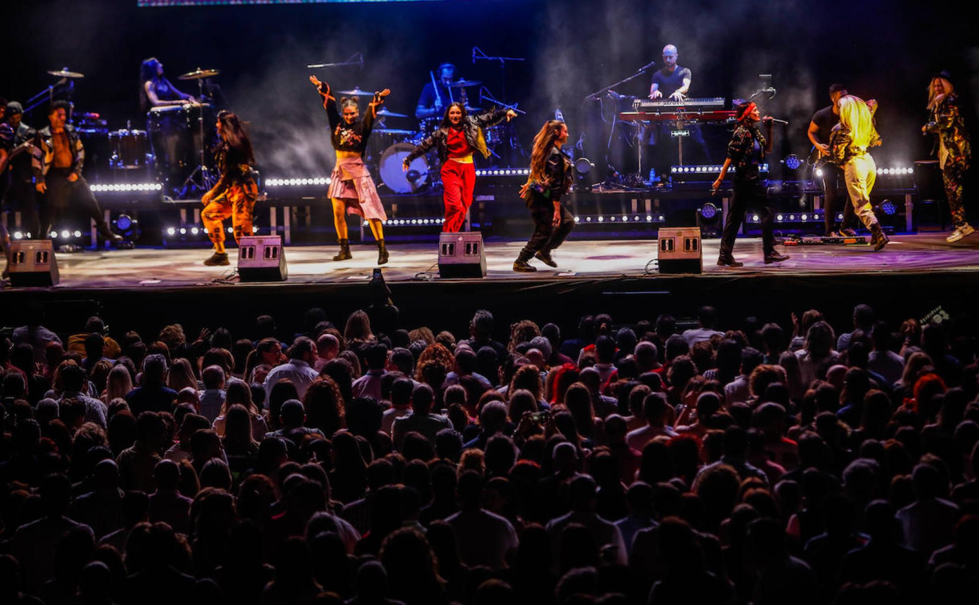 Unas cuatro mil personas asistieron al tributo a Mecano en el Pabellón de Deportes. 