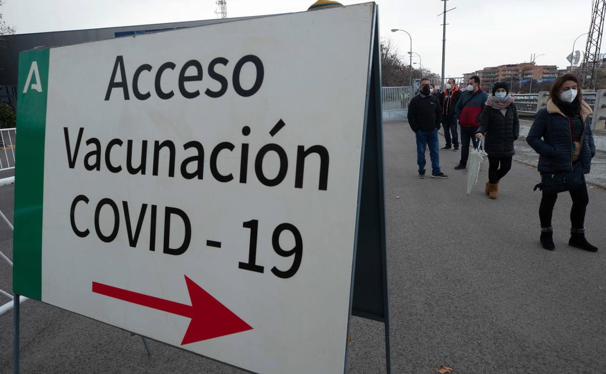 Andalucía vacuna desde este lunes con la segunda dosis de recuerdo de covid a mayores de 60 años.