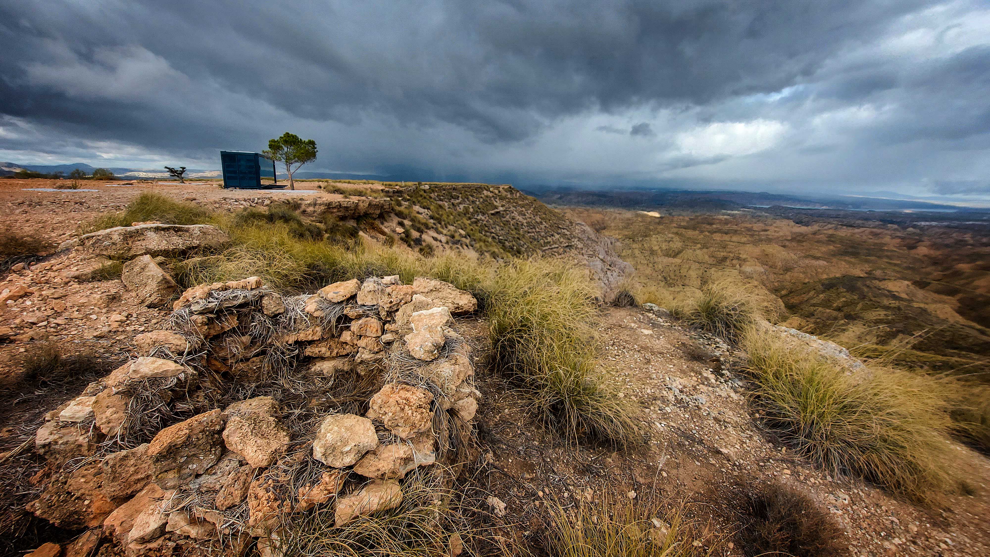 Situado en el puntal de Bácor, la instalación tiene capacidad para cuatro personas y se trata de un alojamiento totalmente autosuficiente