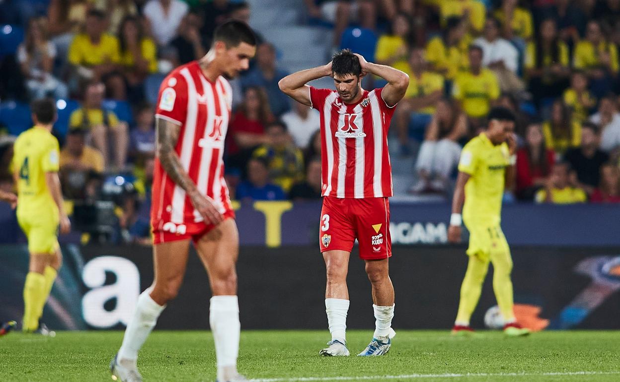 Gonzalo Melero se lamenta de una ocasión perdida por el Almería.