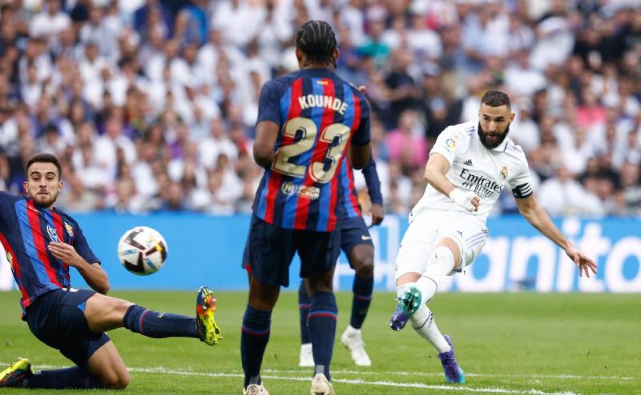 Karim Benzema dispara a portería durante el clásico del Bernabéu. 