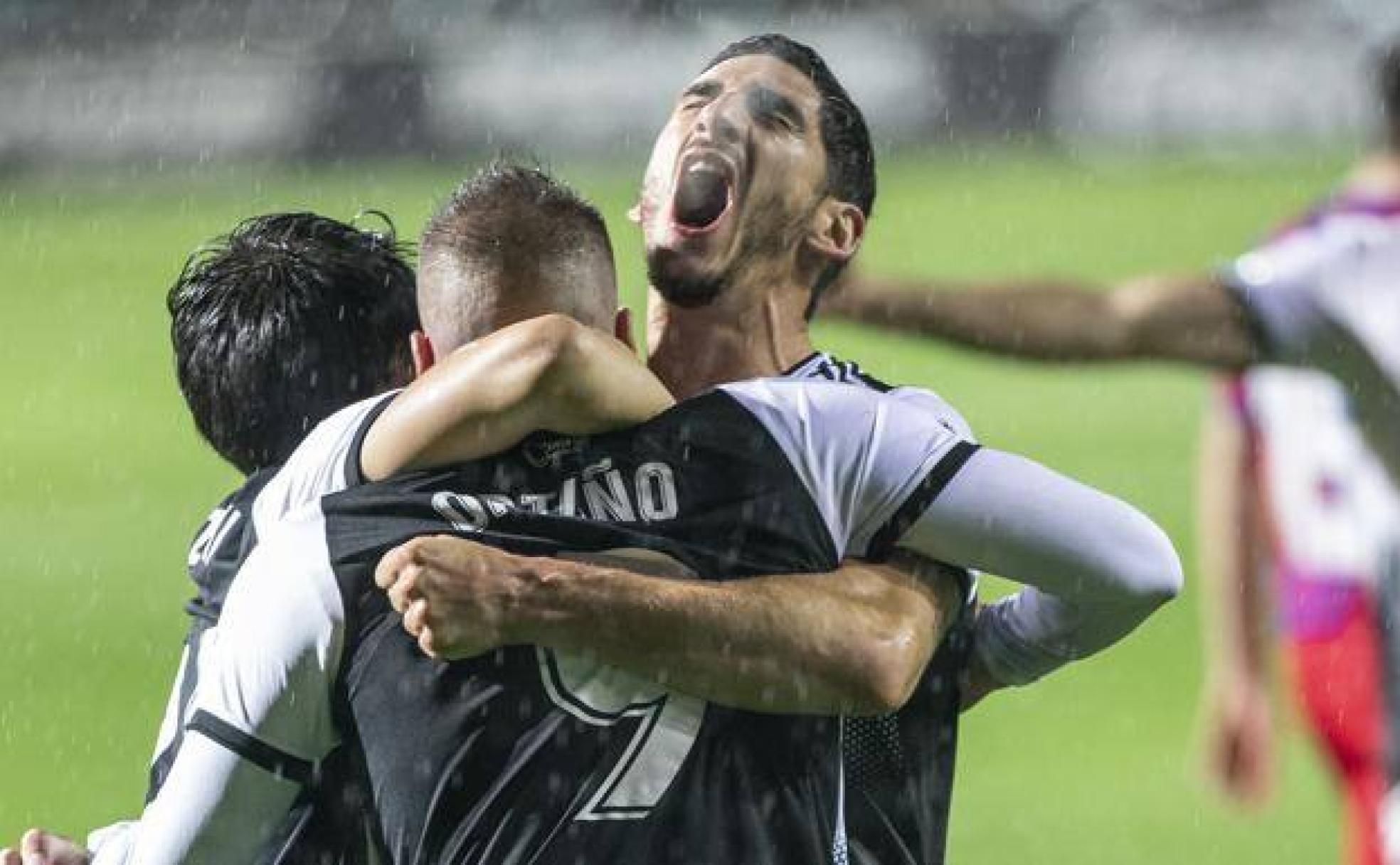 Yann Bodiger celebra un gol el curso pasado con sus compañeros del Cartagena. 