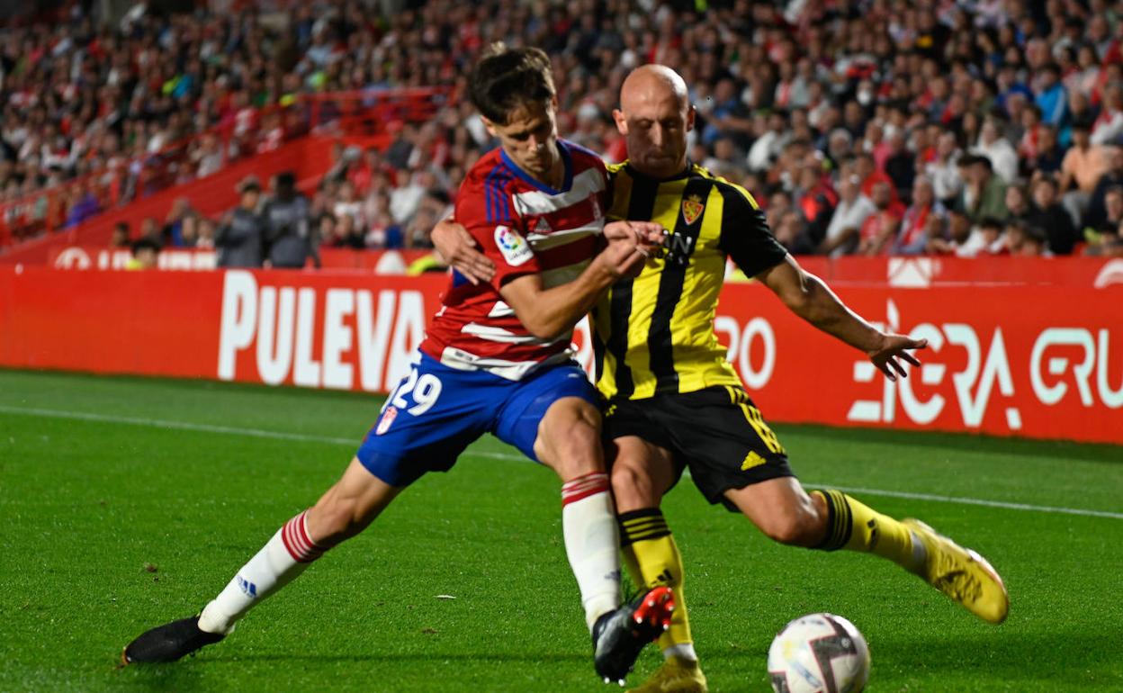 Pepe Sánchez pelea con Mollejo. 