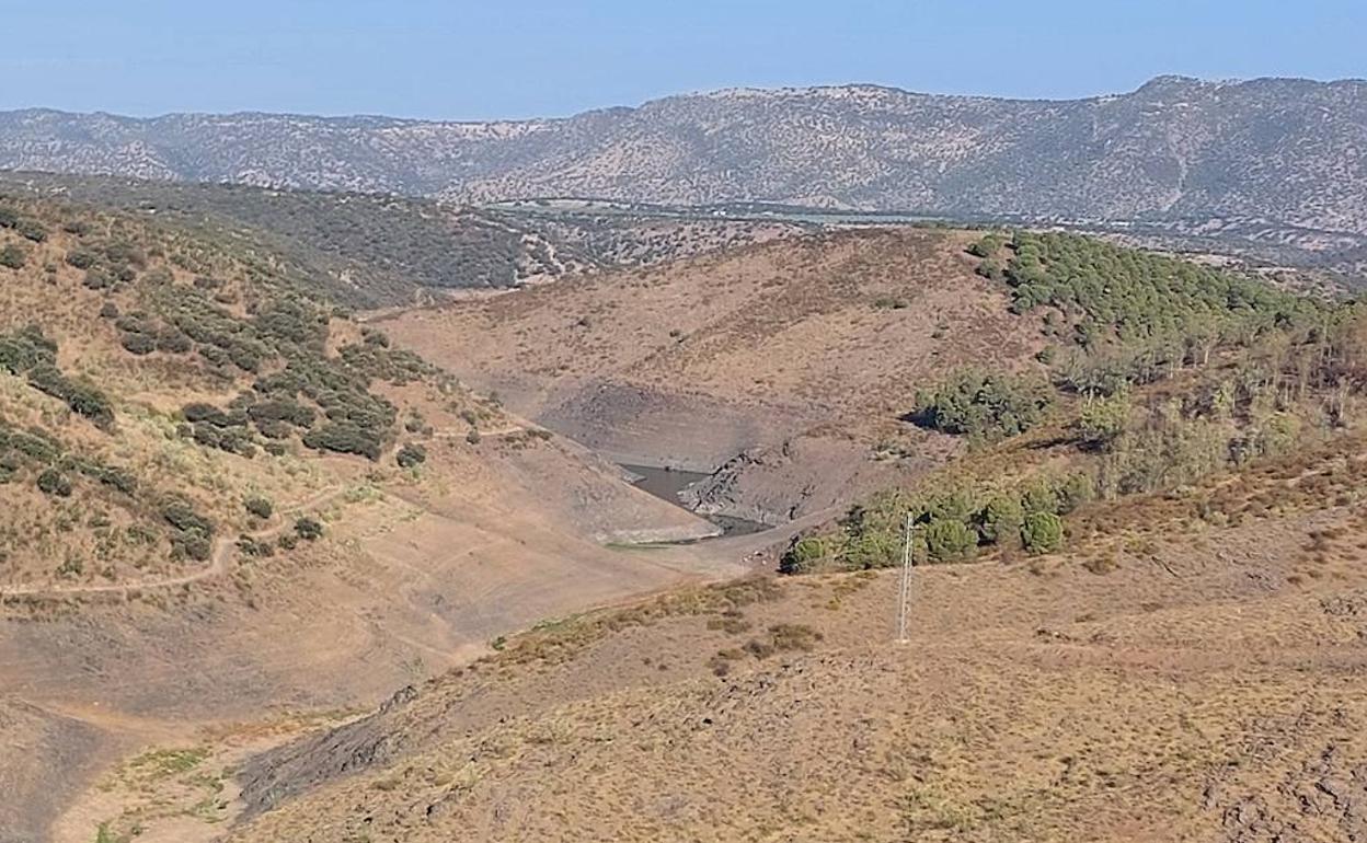 Vista del pantano del Rumblar, en Baños de la Encina, desde el pueblo. 