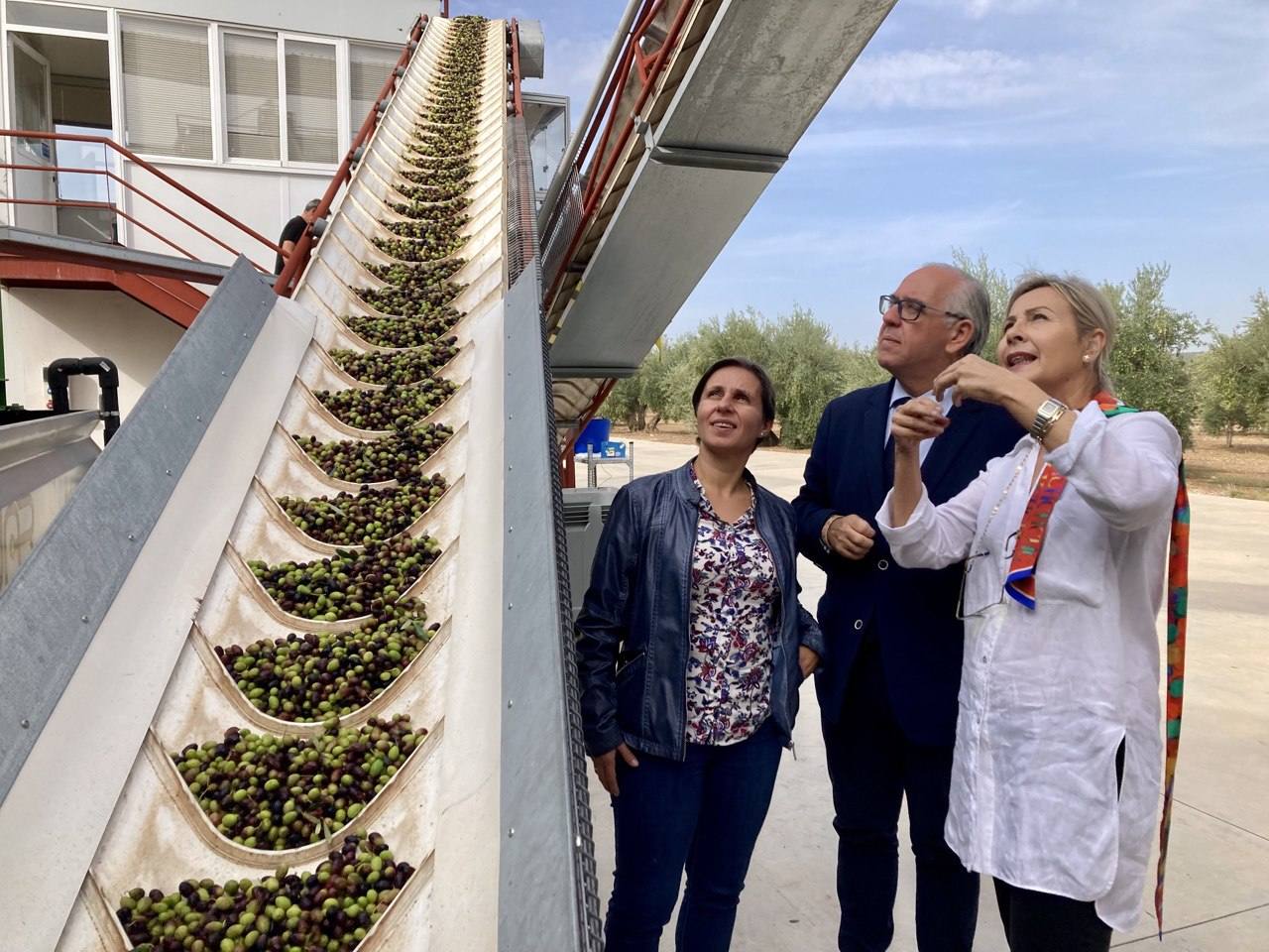 Soledad Aranda y Jesús Estrella en su visita a la almazara Aires de Jaén. 