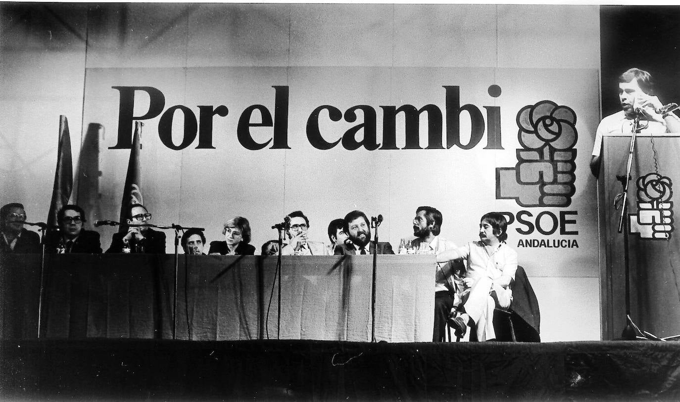 Imagen principal - La plana mayor de los socialistas granadinos de la época arropando a Felipe en el mitin de Bib-Rambla, un mitin anterior en Baza y el cartel con el mítico lema del 82 ¡Por el cambio'. 