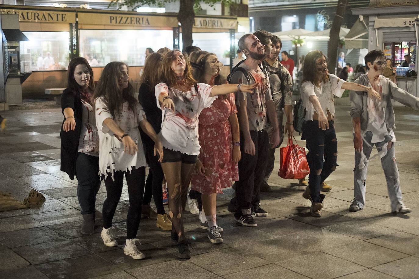 Un grupo de jóvenes celebran Halloween en Granada.