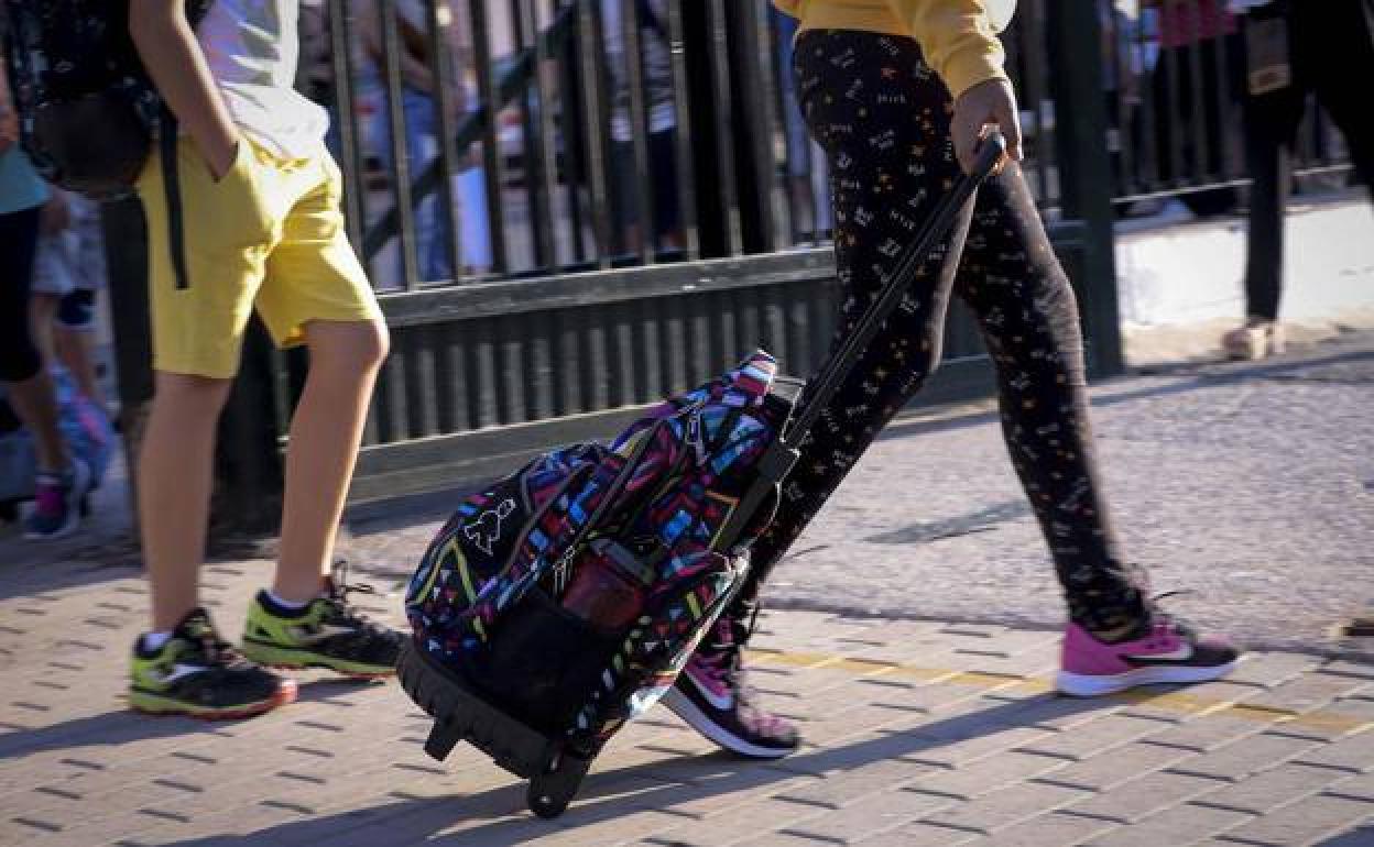 Foto de archivo de alumnos entrando a un centro escolar.
