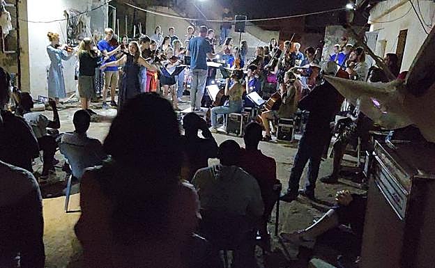 Una sinfónica entre chabolas