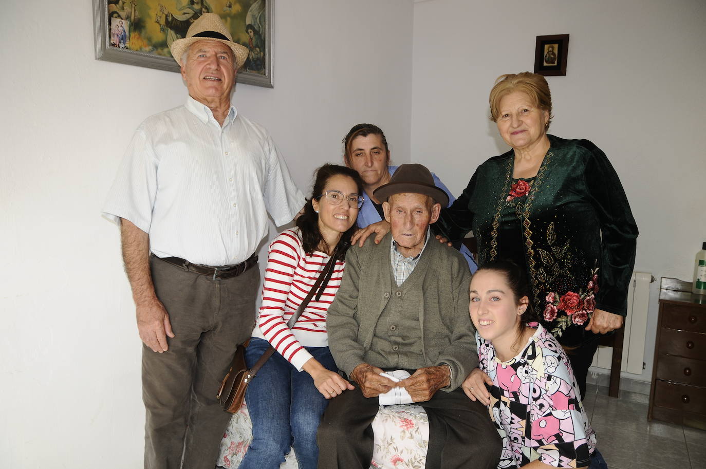 Miguel Asenjo junto a miembros de su familia. 