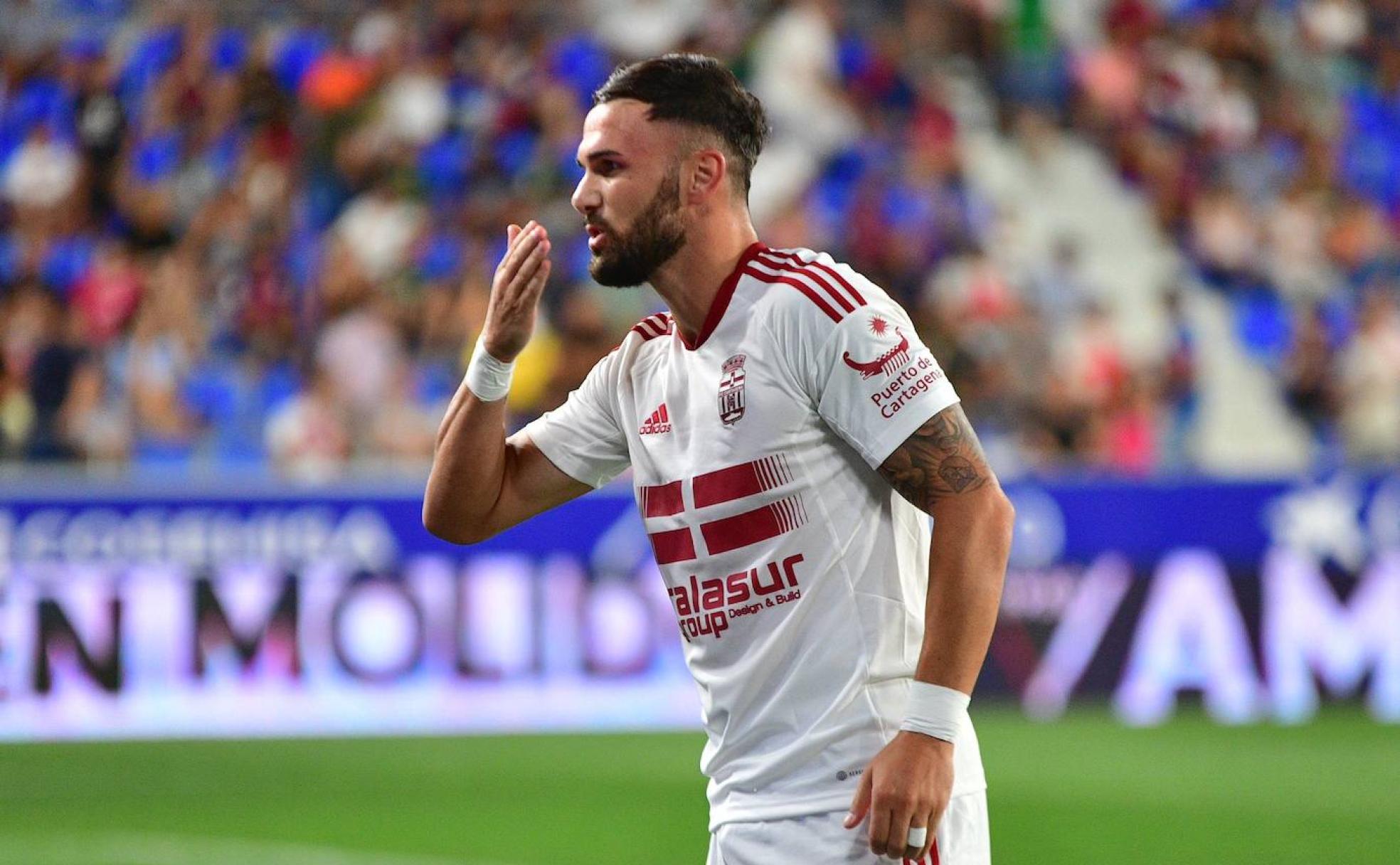 El albanés Sadiku celebra uno de sus cinco goles hasta el momento mandando un beso a la cámara. 