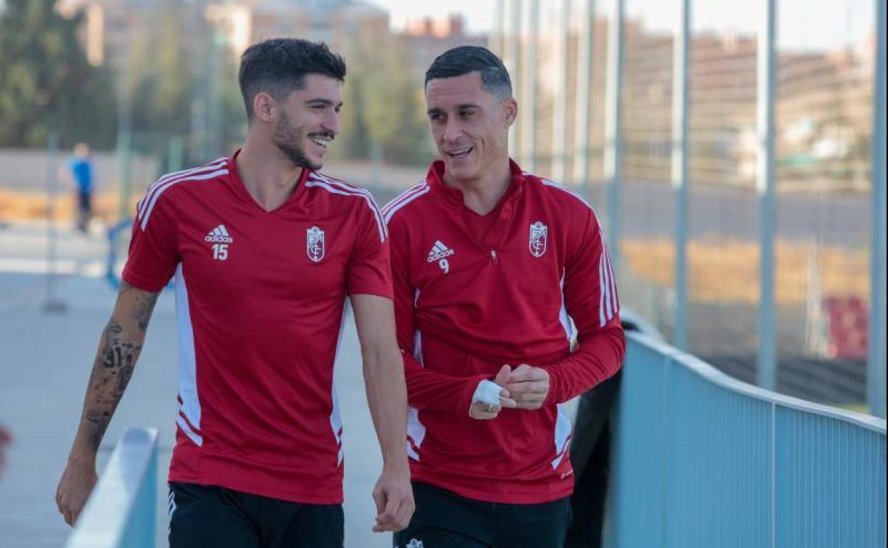 Carlos Neva y José Callejón charlan antes del entrenamiento del viernes. 