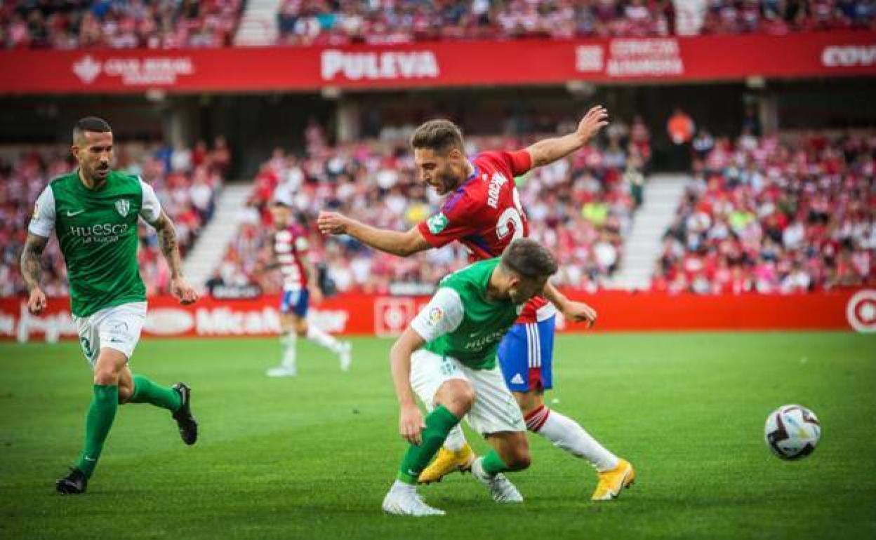 Rochina trata de marcharse de un rival del Huesca. 