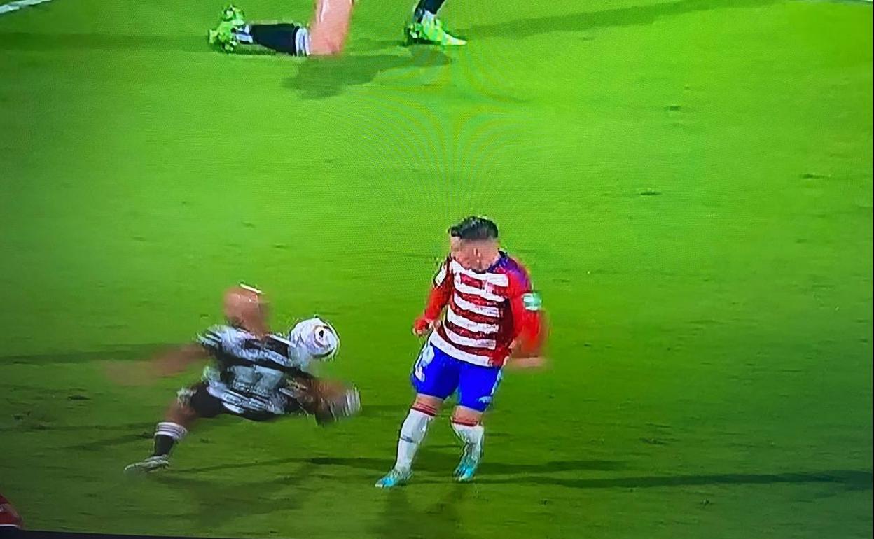 Momento en que Mikel Rico tapa el disparo de Callejón. 