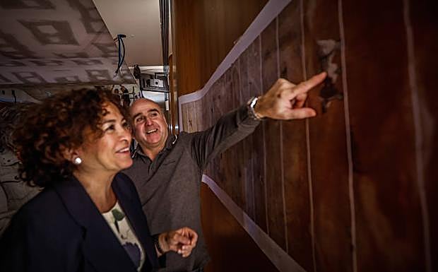 Vida explicando la obra a la rectora Pilar Aranda. 