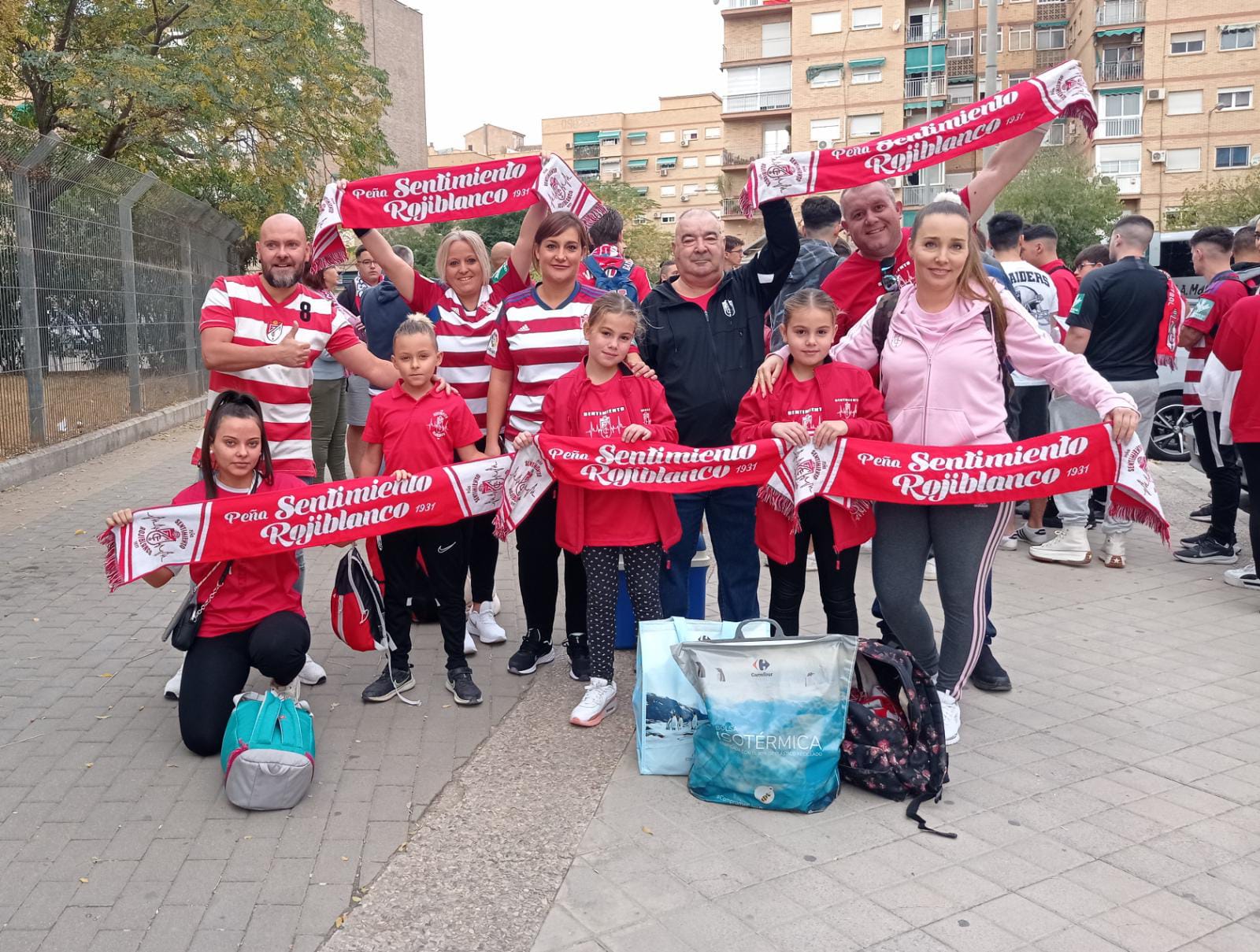 Los integrantes de la peña Sentimiento Rojiblanco, antes de subirse al autobús. 