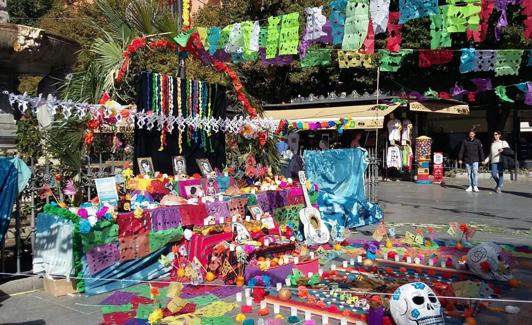 Altar del Día de Muertos instalado en la plaza de Bib Rambla en una año anterior