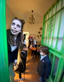 Imagen secundaria 2 - Calabazas decoradas en una casa de Granada | Los niños recorren las casas en el Albaicín en busca de sus chucherías