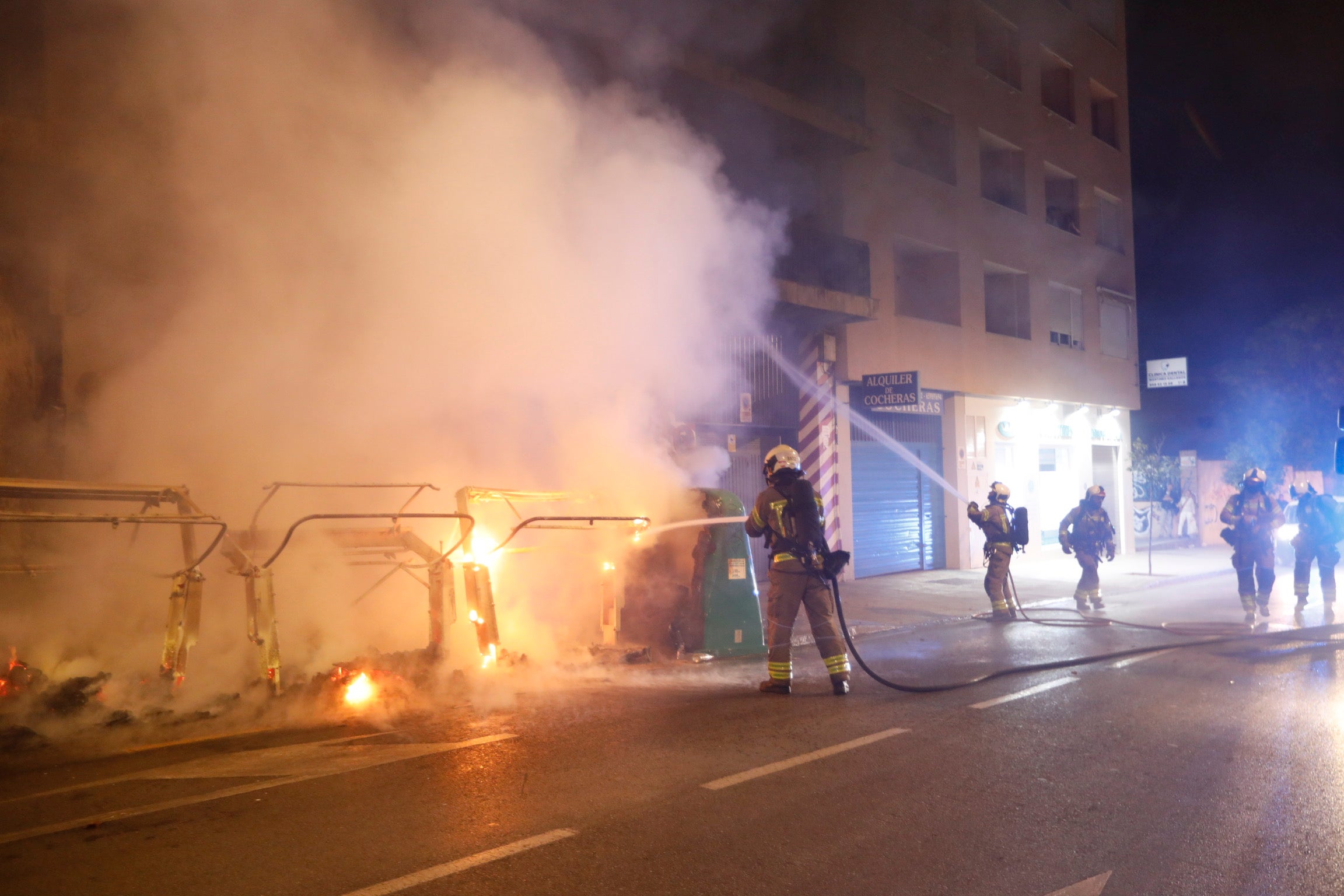 Los bomberos trabajan para sofocar las llamas.
