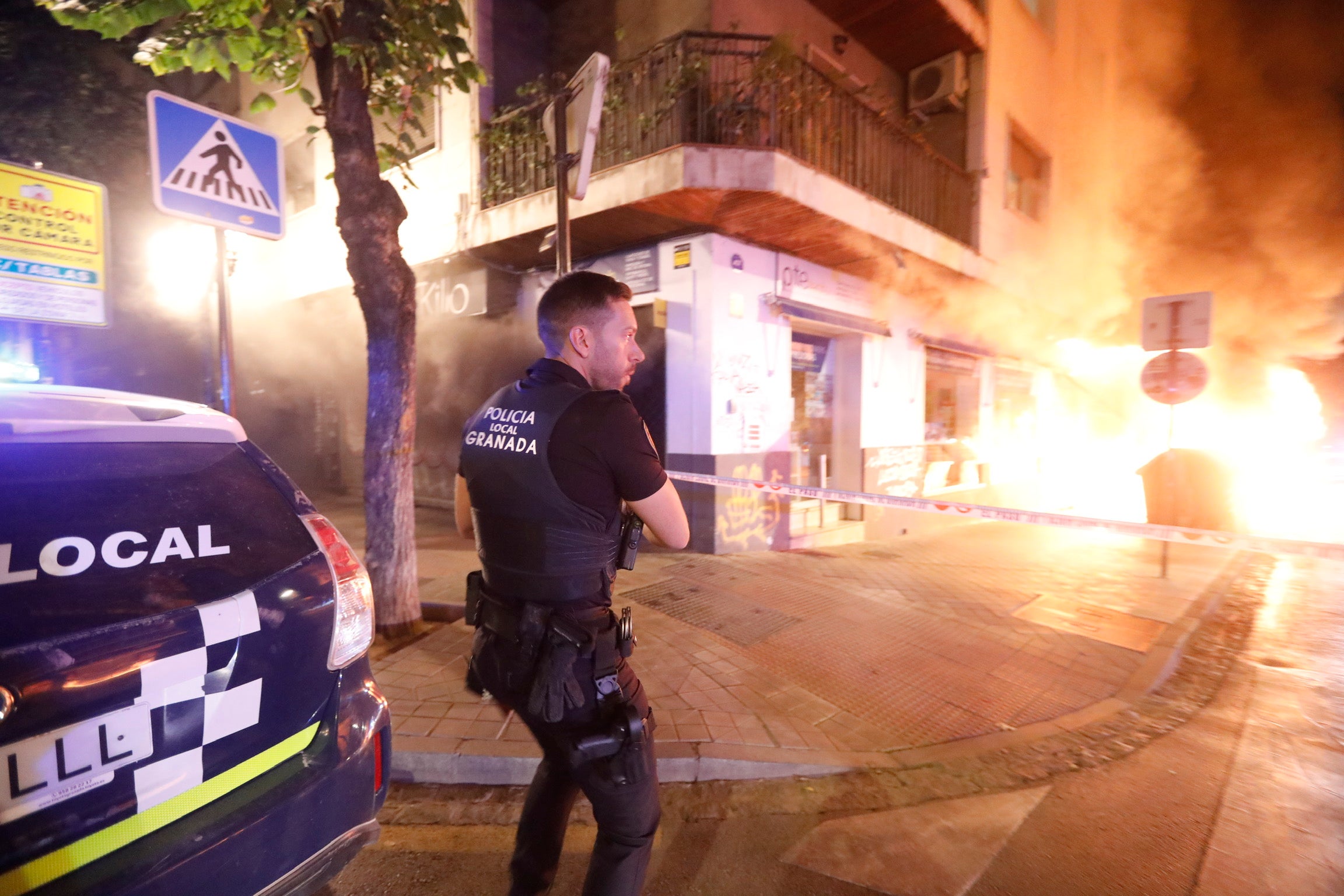 Los bomberos trabajan para sofocar las llamas.