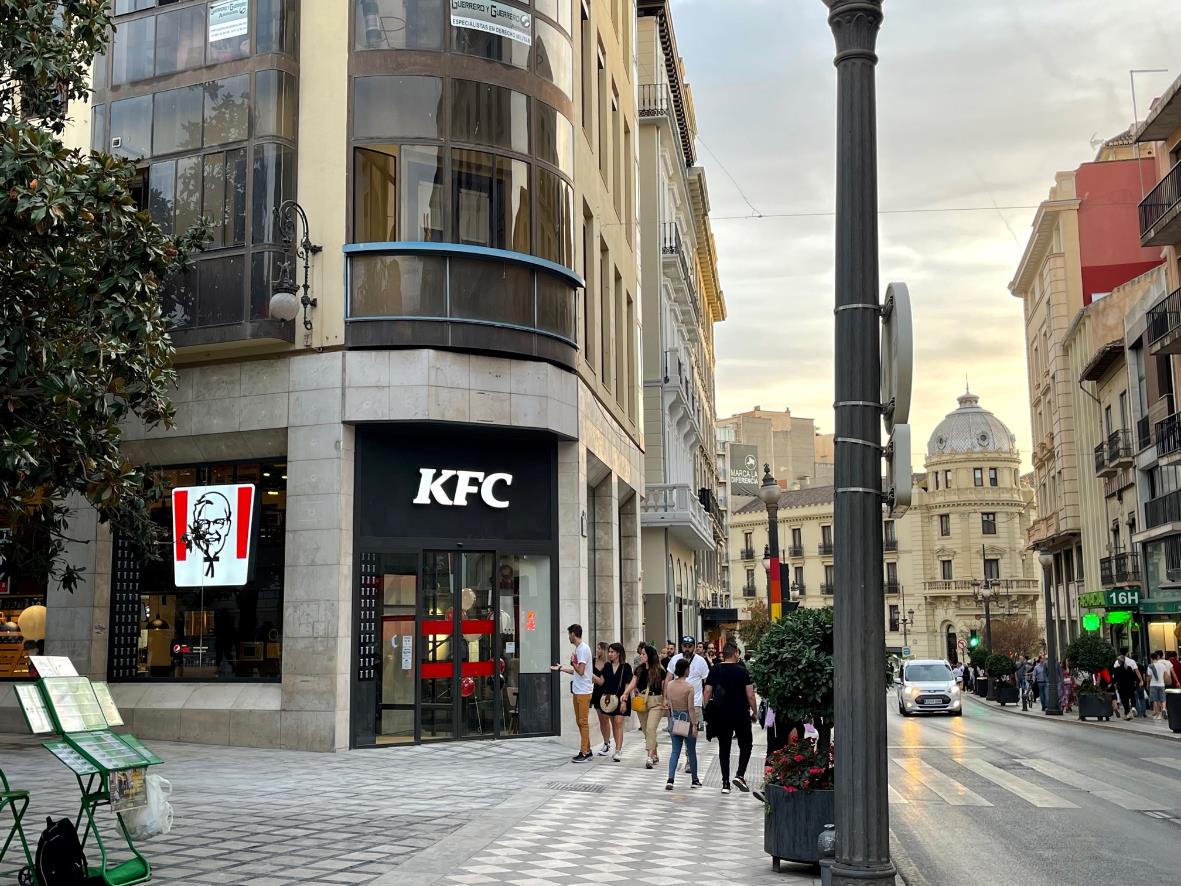 Local de KFC abierto en Reyes Católicos. 