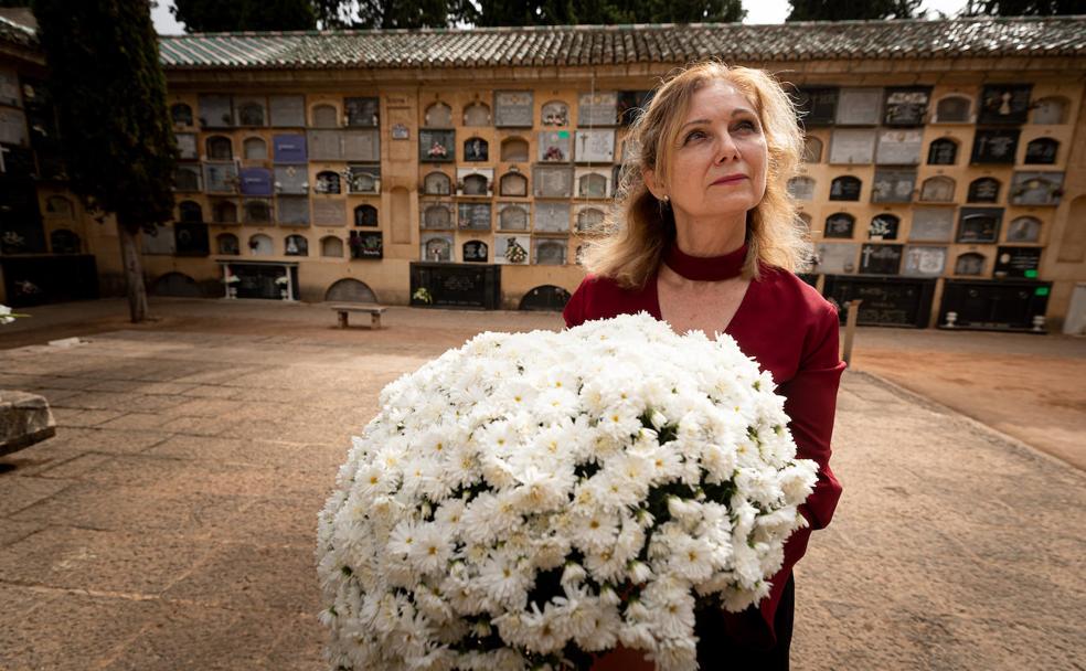 Piedad posa con unas flores en el cementerio de San José. 