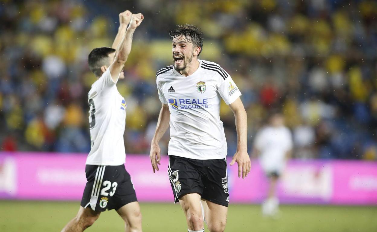 Euforia entre los futbolistas del Burgos tras el pitido final. 