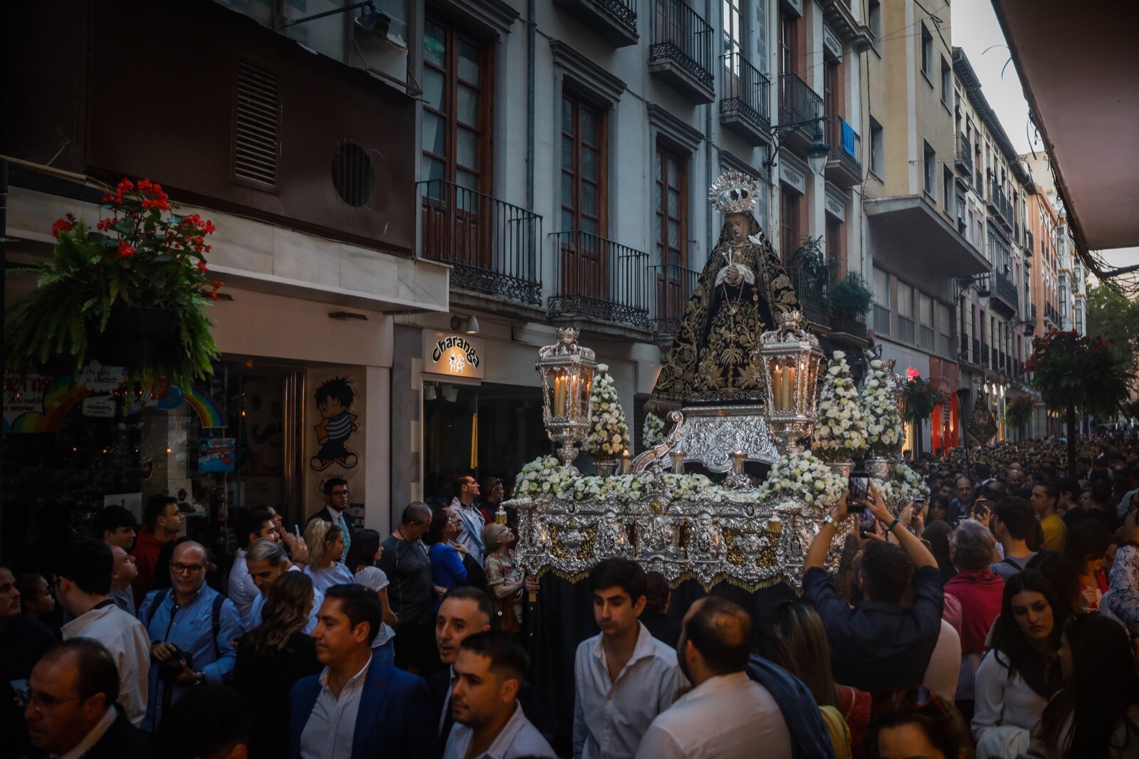 Fotos: Las imágenes de la procesión de coronación de la Soledad en Granada