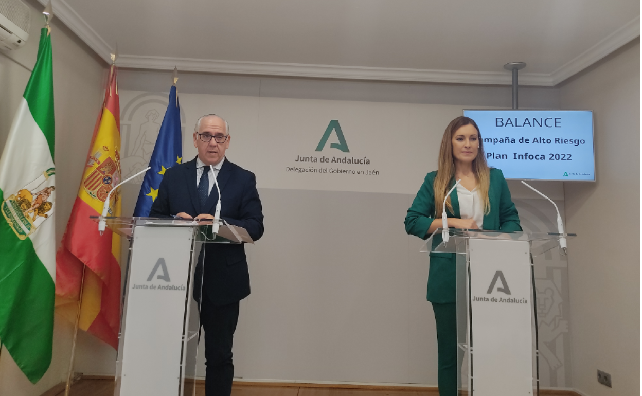 Jesús Estrella y Mª José Lara presentan el balance del Plan Infoca 2022. 