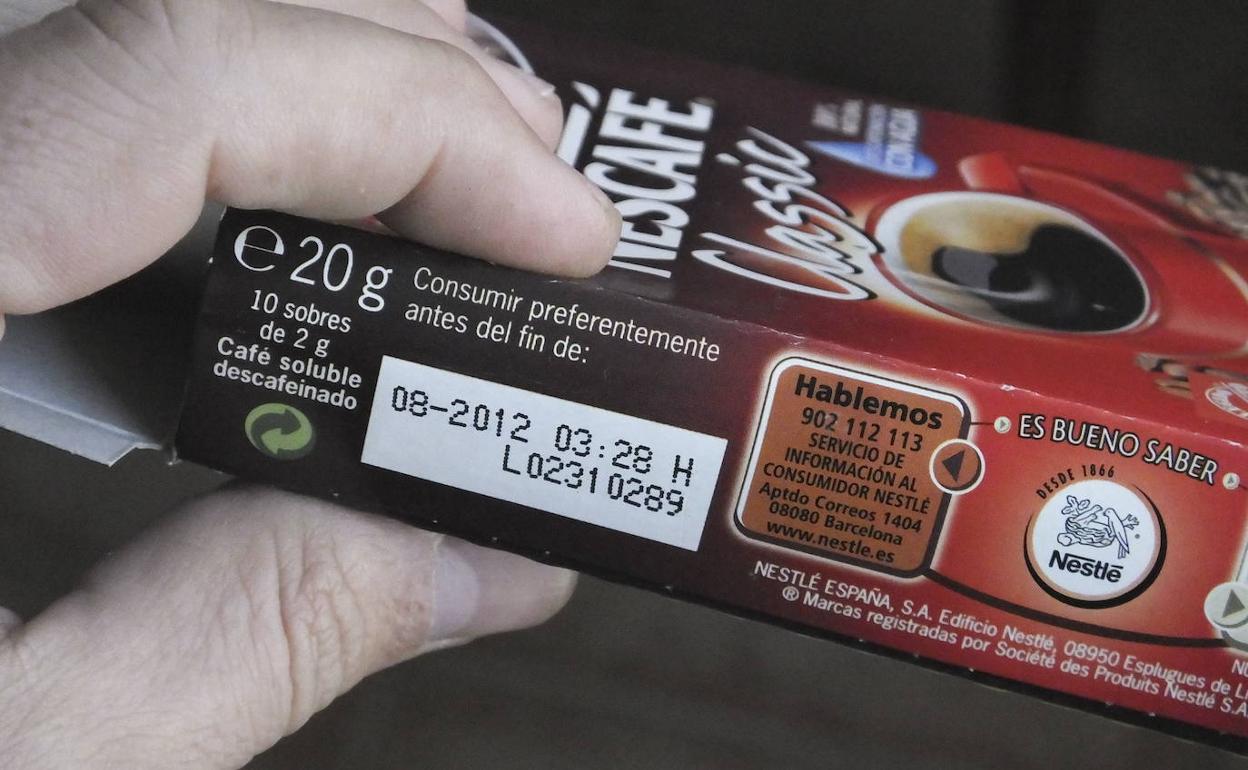 Estos son los 10 alimentos caducados que puedes consumir sin riesgo, según la OCU. 