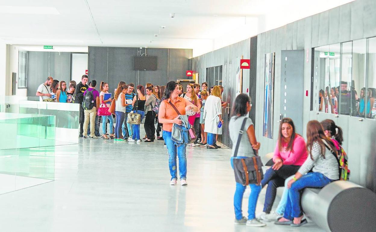 Estudiantes en una facultad de Granada.