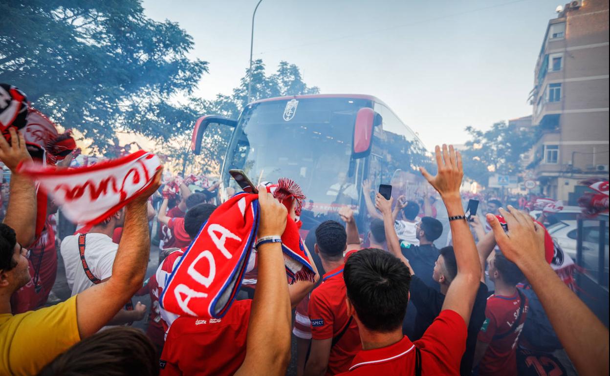 Recibimiento anterior al autobús del Granada en la calle Pintor Maldonado. 