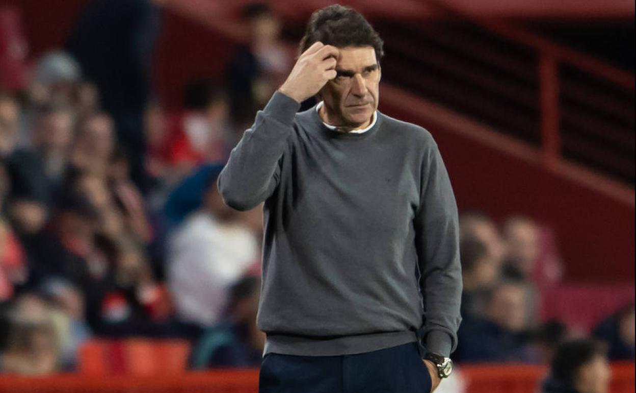 Aitor Karanka, pensativo durante el partido. 
