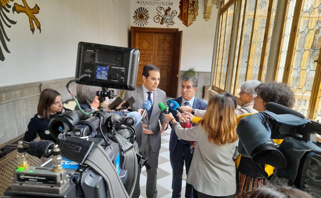 Momento en el que Nieto ha atendido a la prensa este jueves en los pasillos de la sede del TSJA. 