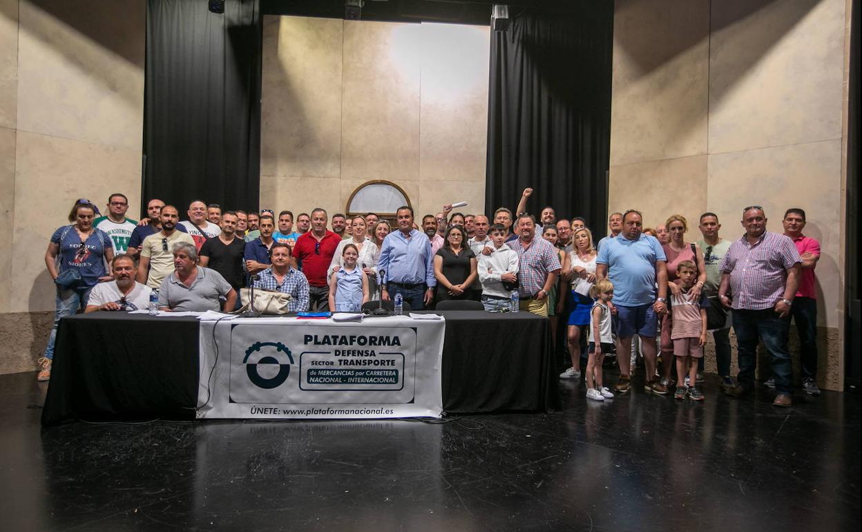 Integrantes de Plataforma en defensa del sector del transporte, en la última reunión el pasado mes de mayo en Salobreña. Este sábado día 5 volverán a votar en asamblea si retoman los paros. 