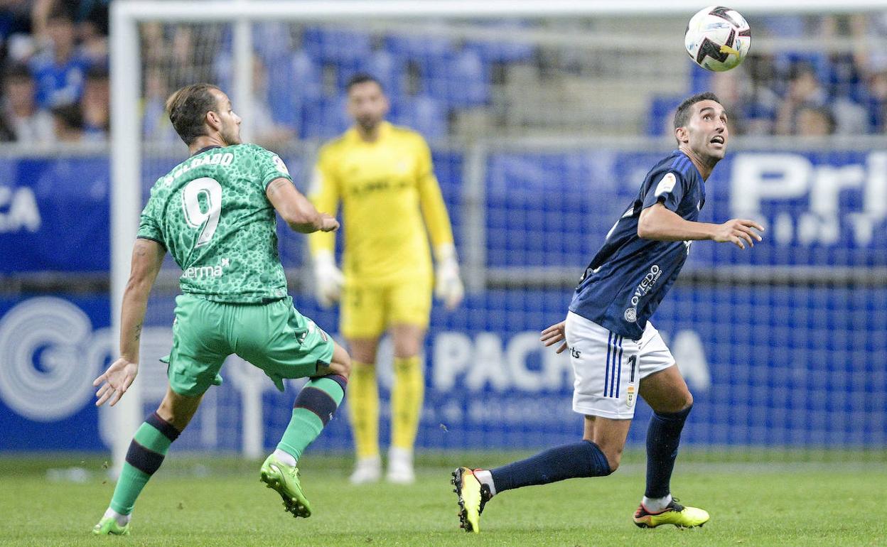 Ángel Montoro, en un partido con la entidad asturiana, pelea la pelota con el también exrojiblanco Roberto Soldado.