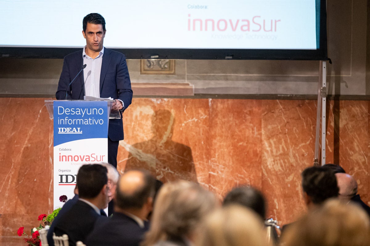 Numerosas personalidades del mundo de la política y la sociedad granadina y andaluza se han dado cita en el Hotel Santa Paula este viernes