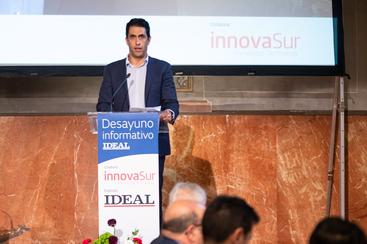 Numerosas personalidades del mundo de la política y la sociedad granadina y andaluza se han dado cita en el Hotel Santa Paula este viernes