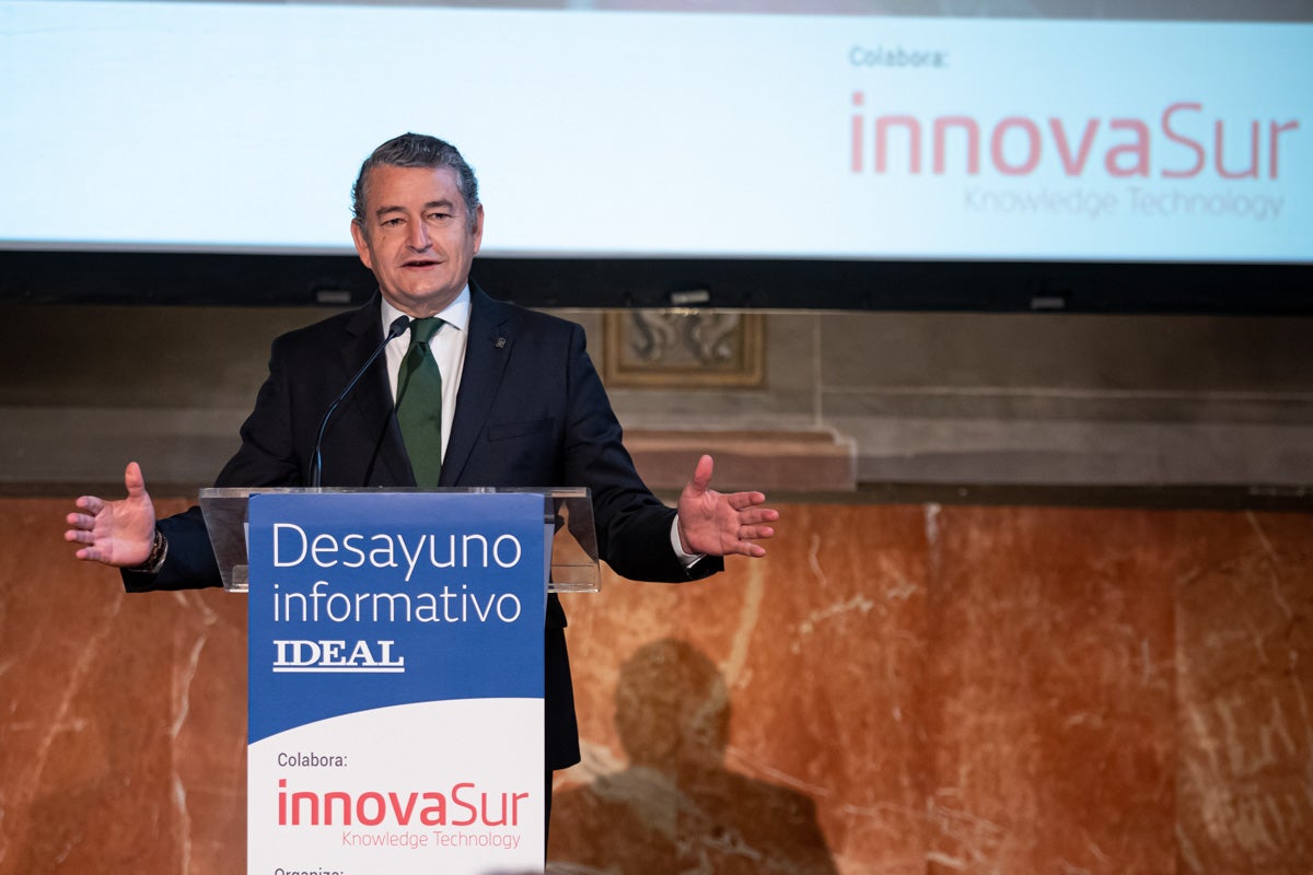 Numerosas personalidades del mundo de la política y la sociedad granadina y andaluza se han dado cita en el Hotel Santa Paula este viernes