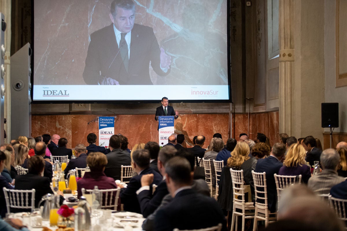 Numerosas personalidades del mundo de la política y la sociedad granadina y andaluza se han dado cita en el Hotel Santa Paula este viernes