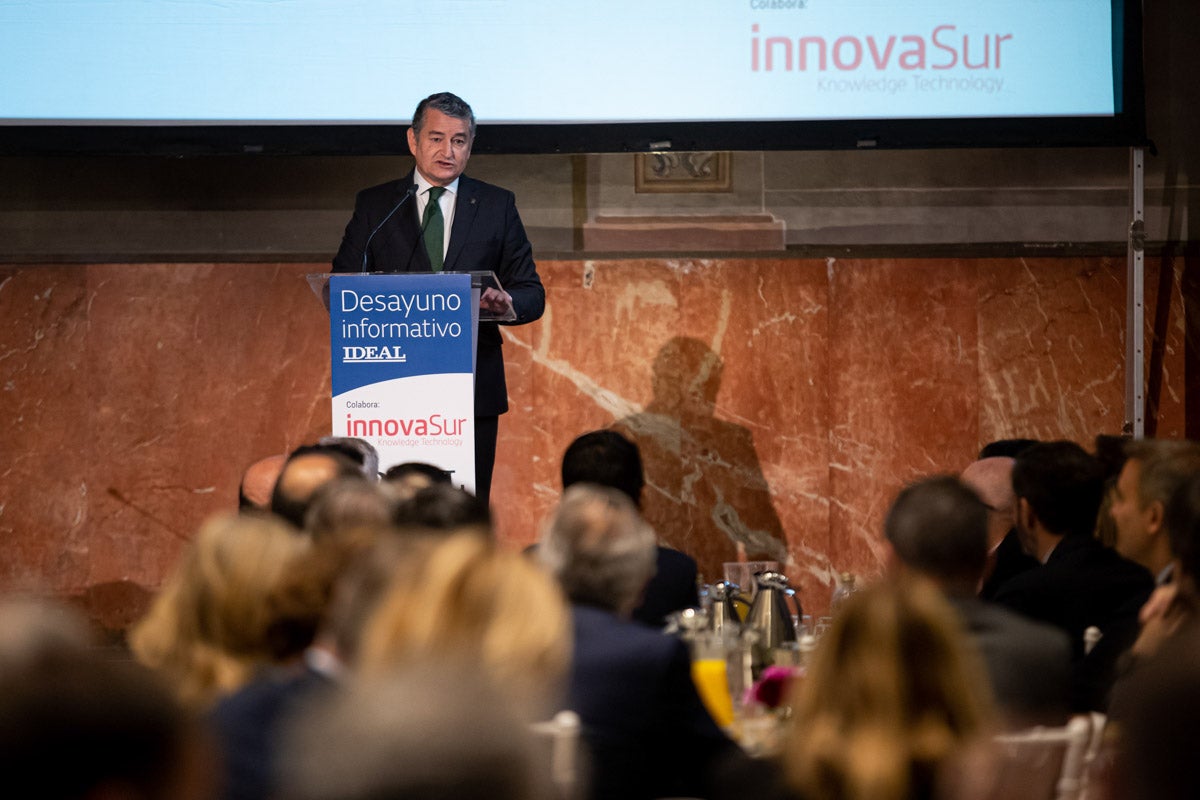 Numerosas personalidades del mundo de la política y la sociedad granadina y andaluza se han dado cita en el Hotel Santa Paula este viernes