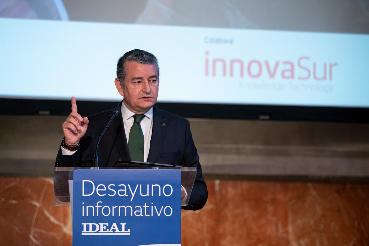 Numerosas personalidades del mundo de la política y la sociedad granadina y andaluza se han dado cita en el Hotel Santa Paula este viernes