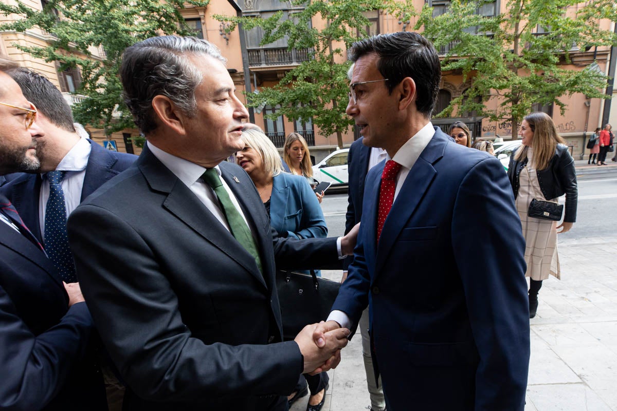 Numerosas personalidades del mundo de la política y la sociedad granadina y andaluza se han dado cita en el Hotel Santa Paula este viernes