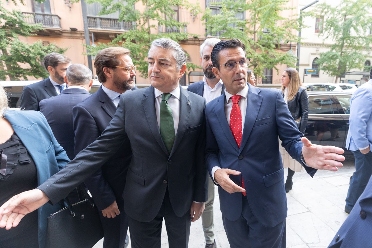 Numerosas personalidades del mundo de la política y la sociedad granadina y andaluza se han dado cita en el Hotel Santa Paula este viernes