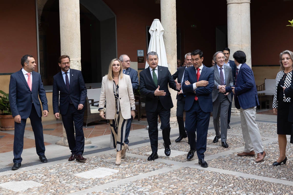 Numerosas personalidades del mundo de la política y la sociedad granadina y andaluza se han dado cita en el Hotel Santa Paula este viernes